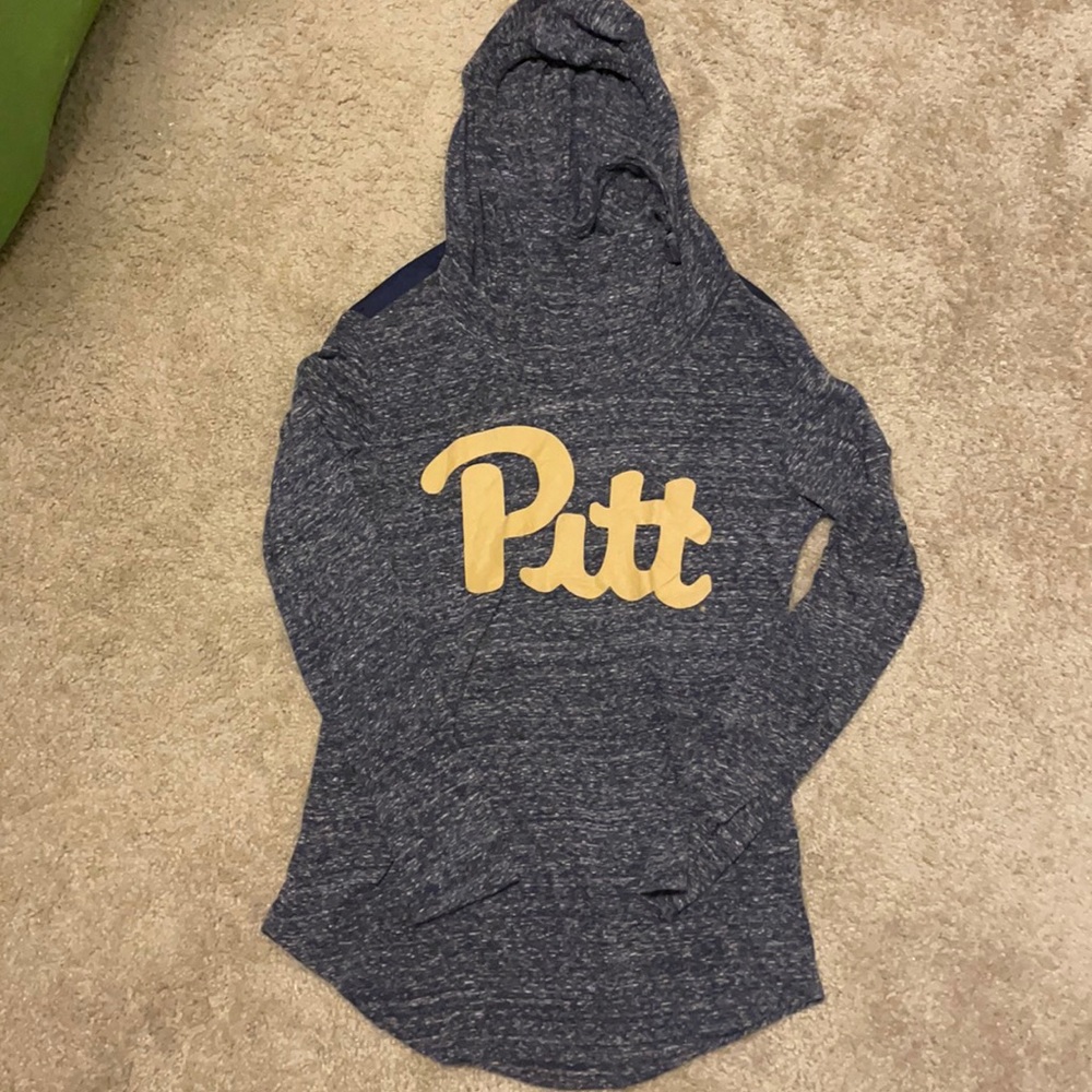 Long sleeve Pitt shirt with hood, size S.